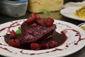 ristorante carne Rovigo: filetto fragole e vino rosso